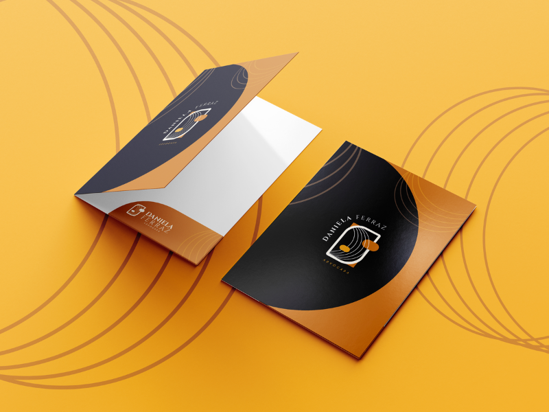 Identidade visual Daniella Ferraz, mockup aplicação em pasta.