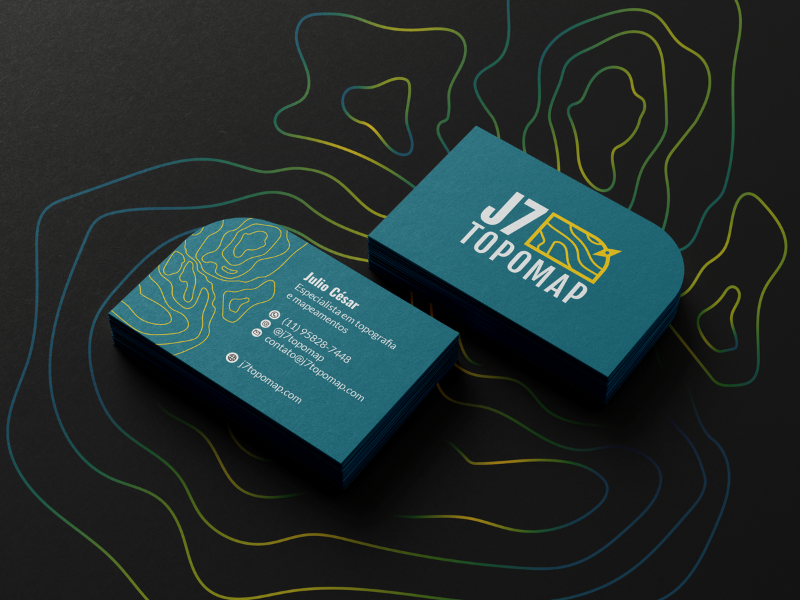 Identidade visual J7 Topomap em mockup de cartão de visitas.