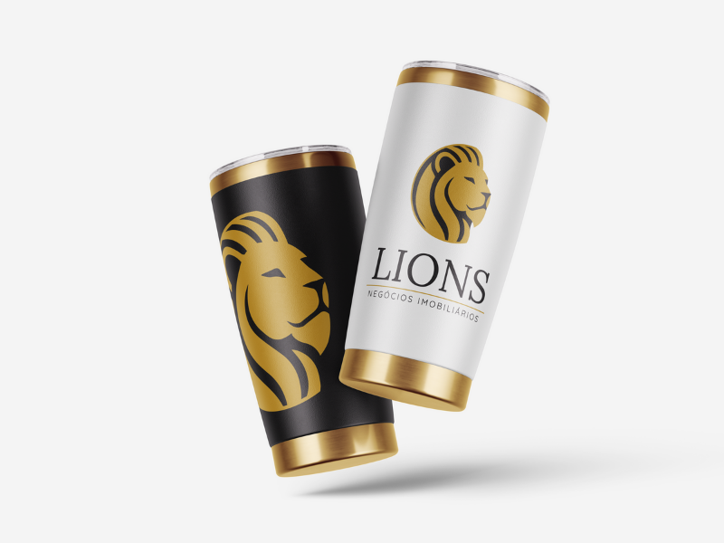 Identidade visual Lions Imobiliária mockup aplicação em copos térmicos.